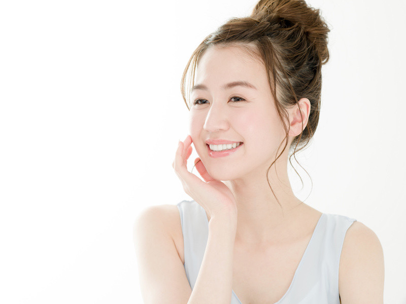 首のマッサージを受ける女性を横から見た写真